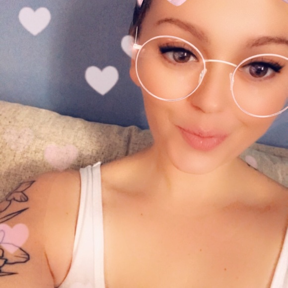 Meet your Posher, Courtney - Picture 2 of 2